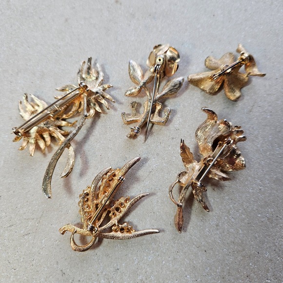 Vtg Gold Tone Floral Brooch Lot 5pc Rhinestone Pearl Rose Lily Pins Mixed Set - Picture 9 of 10